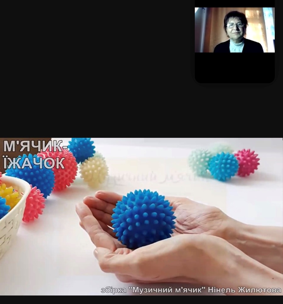 Янкович демонструє фрагмент фільму про методи здоров'язбережувальних технологій. 